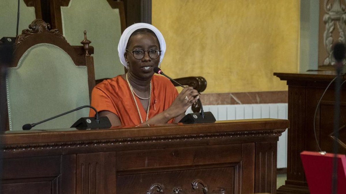 La nueva edil, Mariama Sall, durante su discurso de presentación.