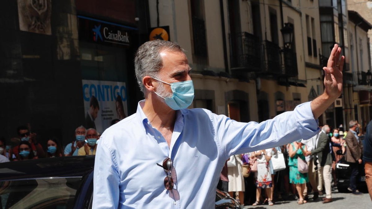 El rei Felip VI, saludant ahir durant una visita al municipi aragonès de Jaca.