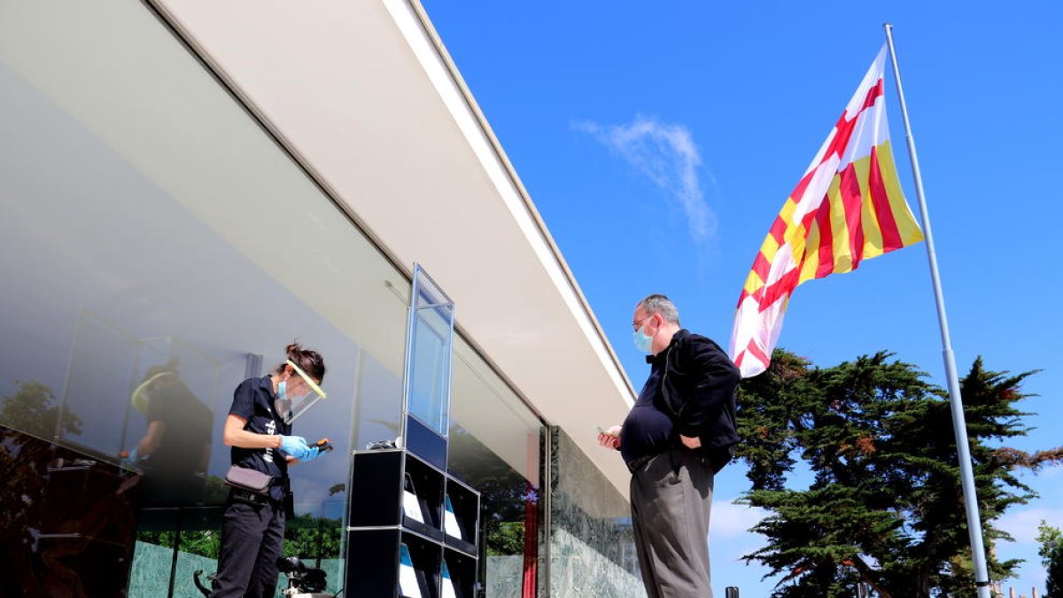 Uno de los visitantes que accedió el sábado al Pavelló Mies van der Rohe de Barcelona.