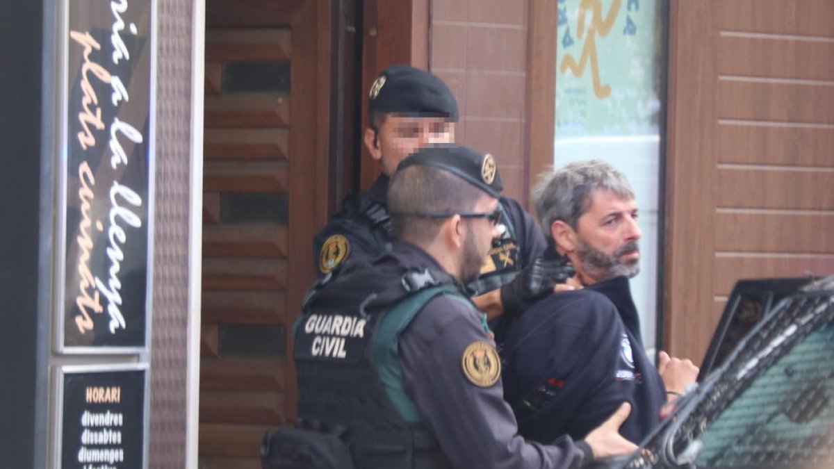 Dos agentes de la Guardia Civil se llevan a un detenido en Sabadell en el marco de la operación que acabó con nuevo CDR arrestados.