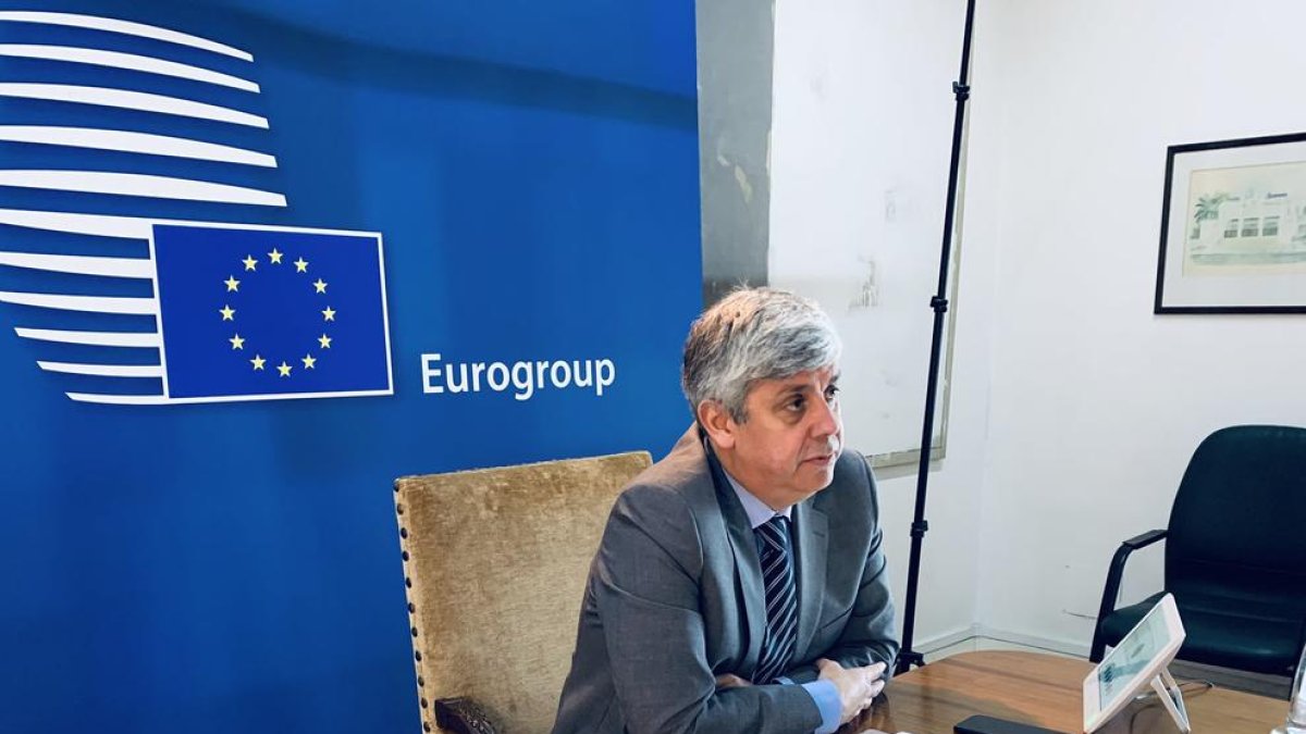 El coronavirus obliga a que el Eurogrupo se reúna a distancia. En la imagen, su líder, Mário Centeno.