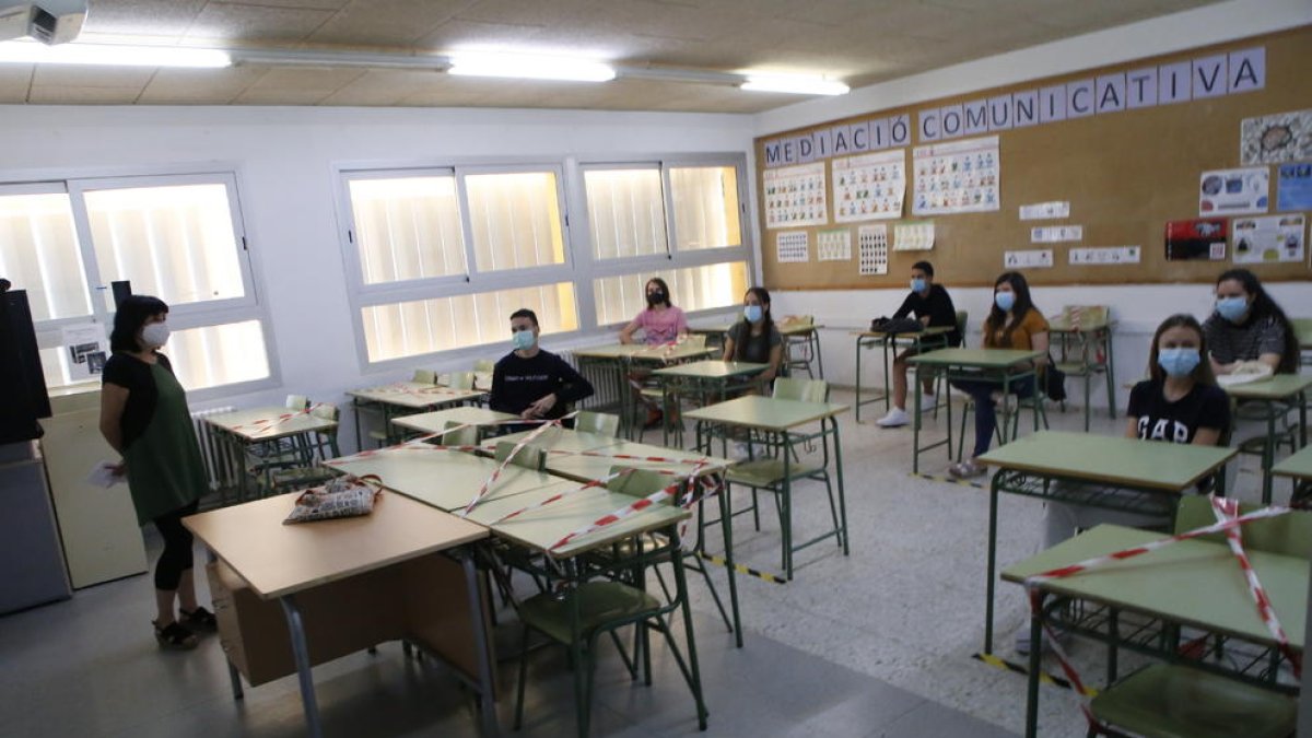 Alumnes d’un institut de la capital amb mascareta a classe el mes de juny passat.