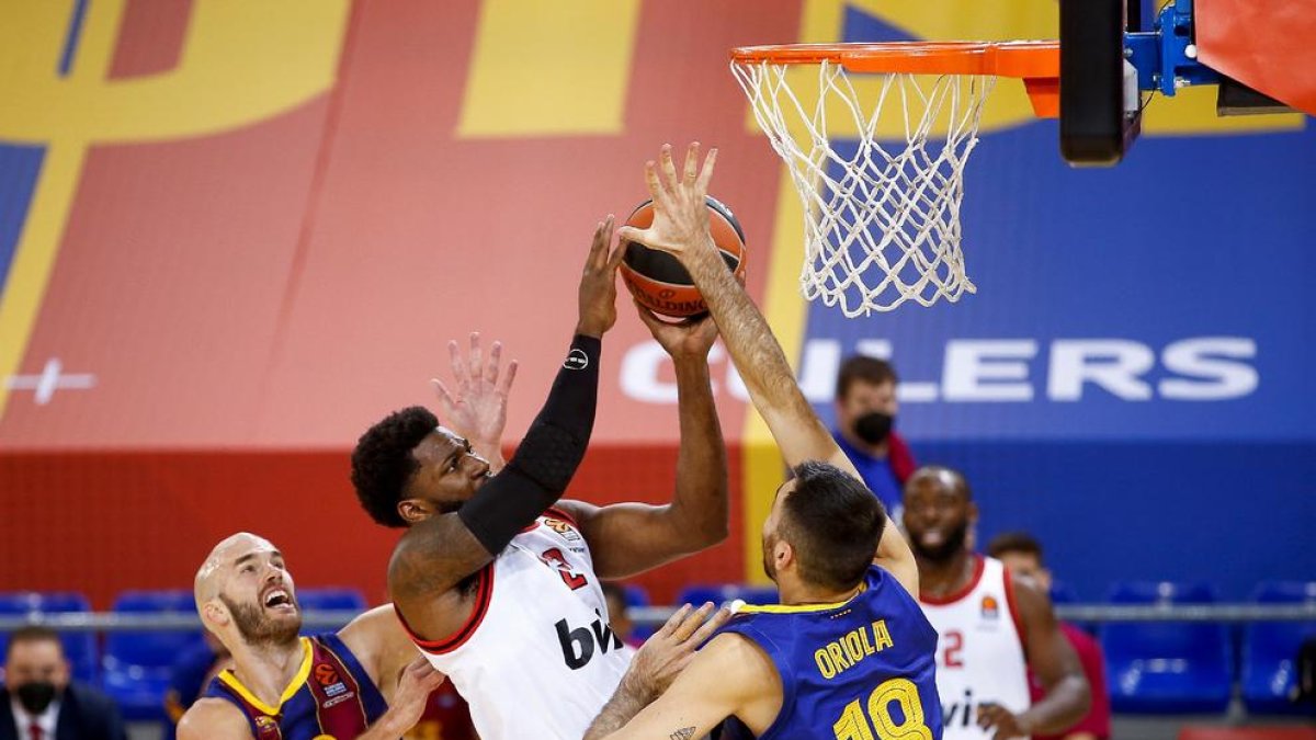 Pierre Oriola intenta tapar un tir de Hasan Martin.