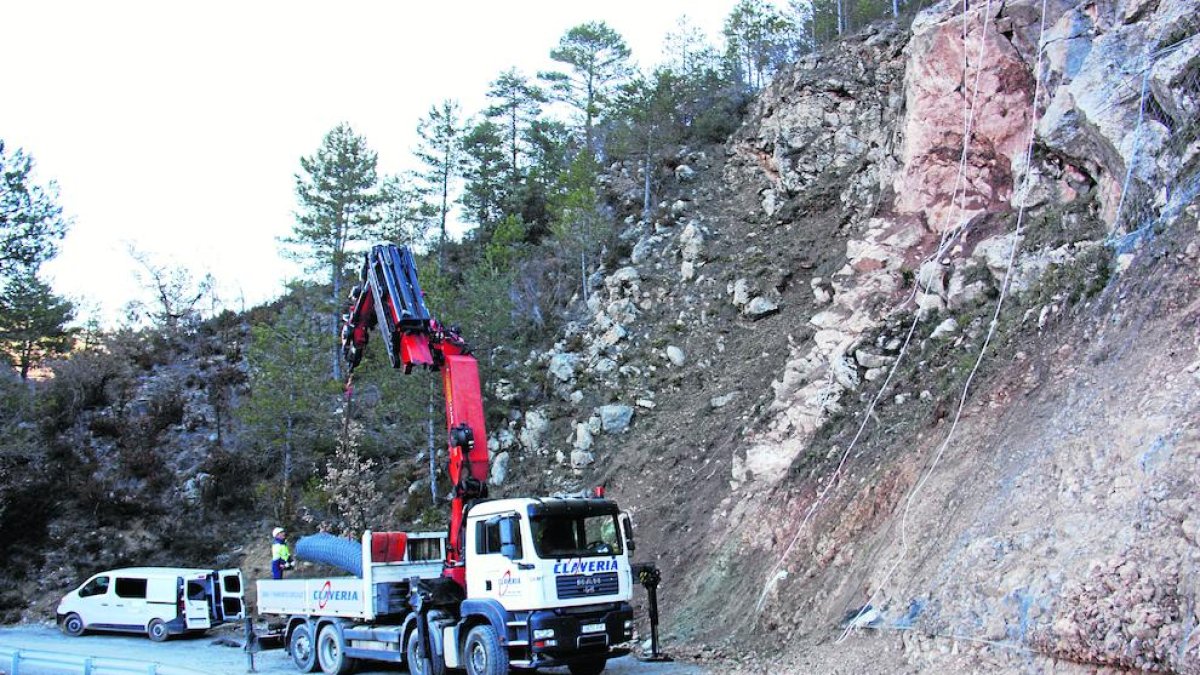 Obras para estabilizar el talud de la vía de acceso a Torà de Tost