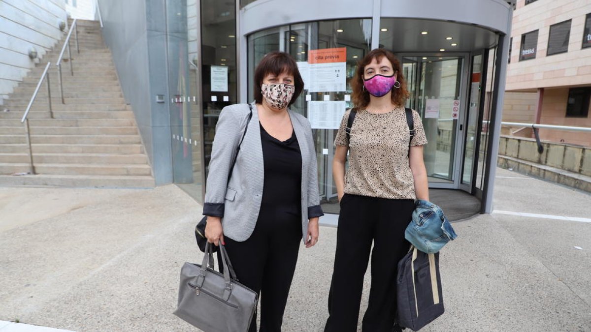 Les advocades Anna Llauradó i Esther Sancho, ahir abans de la vista als jutjats del Canyeret.