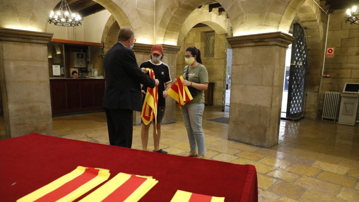L’ajuntament de Lleida va repartir ahir senyeres de cara a la Diada de demà.