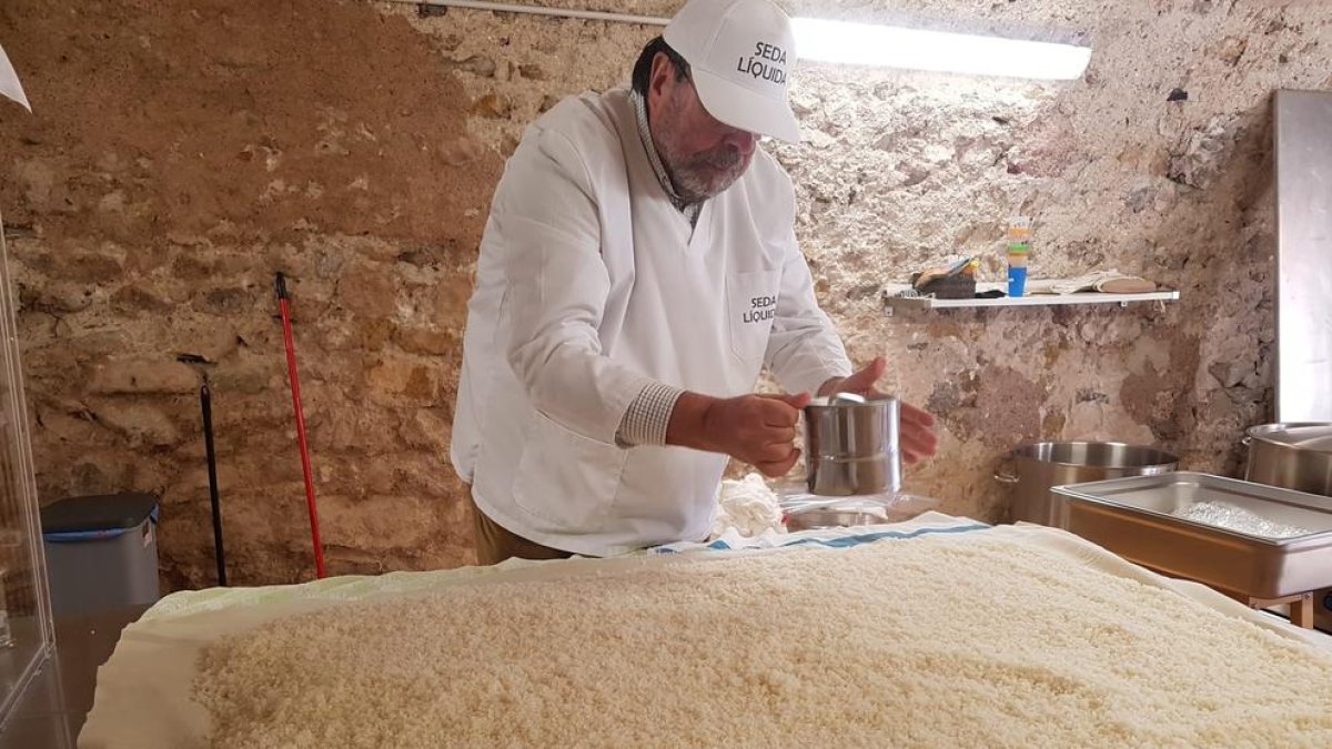 Campins elabora el sake de forma artesanal a Tuixent.