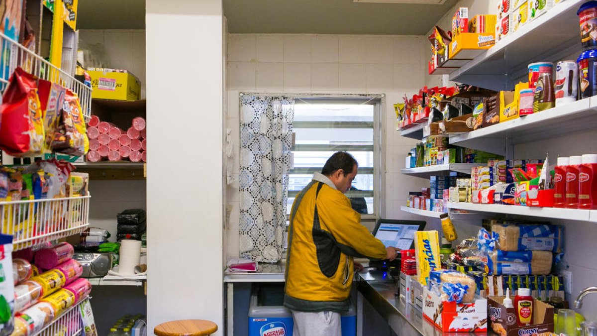 Un interno atendiendo una venta en un economato de Brians 2.