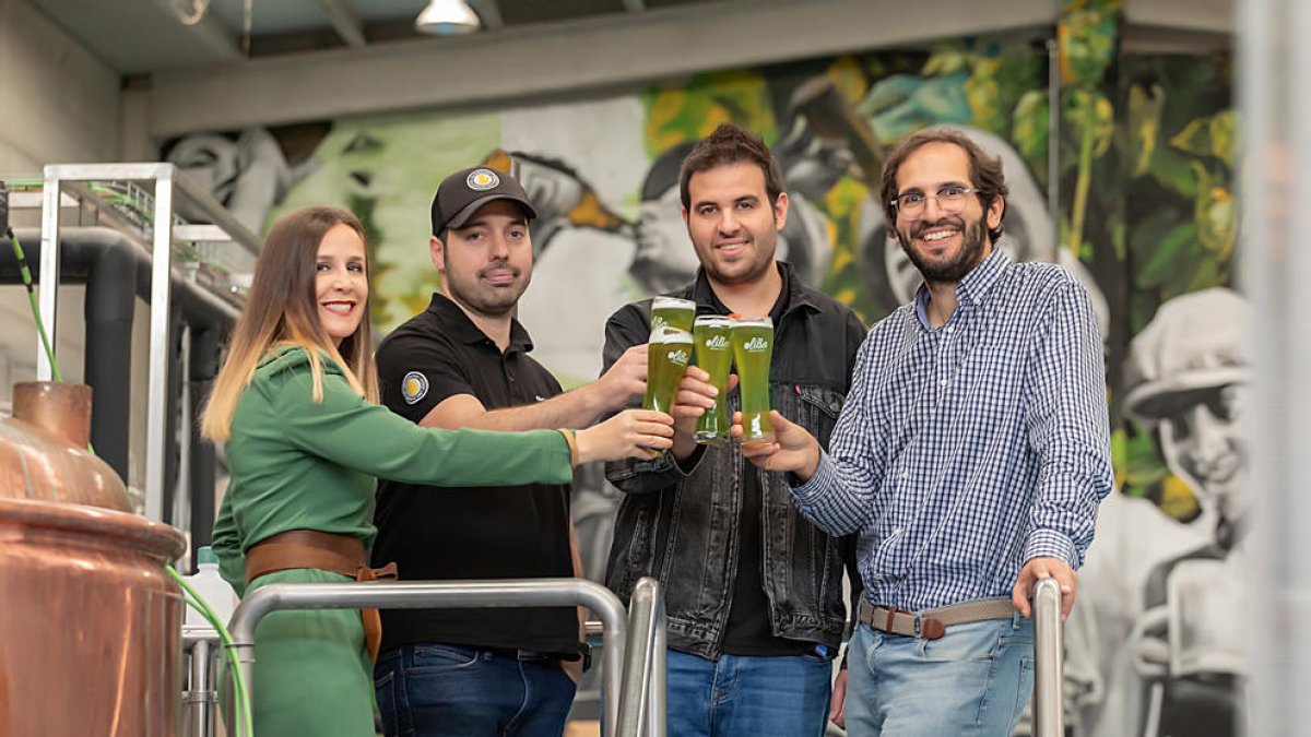Ivan Caelles con parte del equipo que ha elaborado esta cerveza: Jordi Pifarré y Miquel Simón de Click & Brew, y la publicista Neus Huguet.
