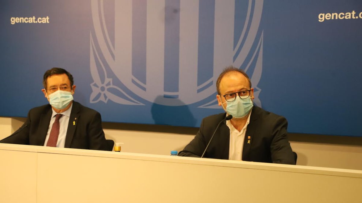 El delegat d’Educació, Carles Vega (dreta), ahir.