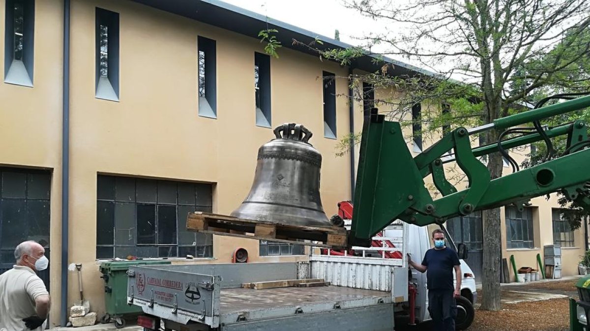 Trasllat de la campana al taller Carvajal Corredera, dijous.