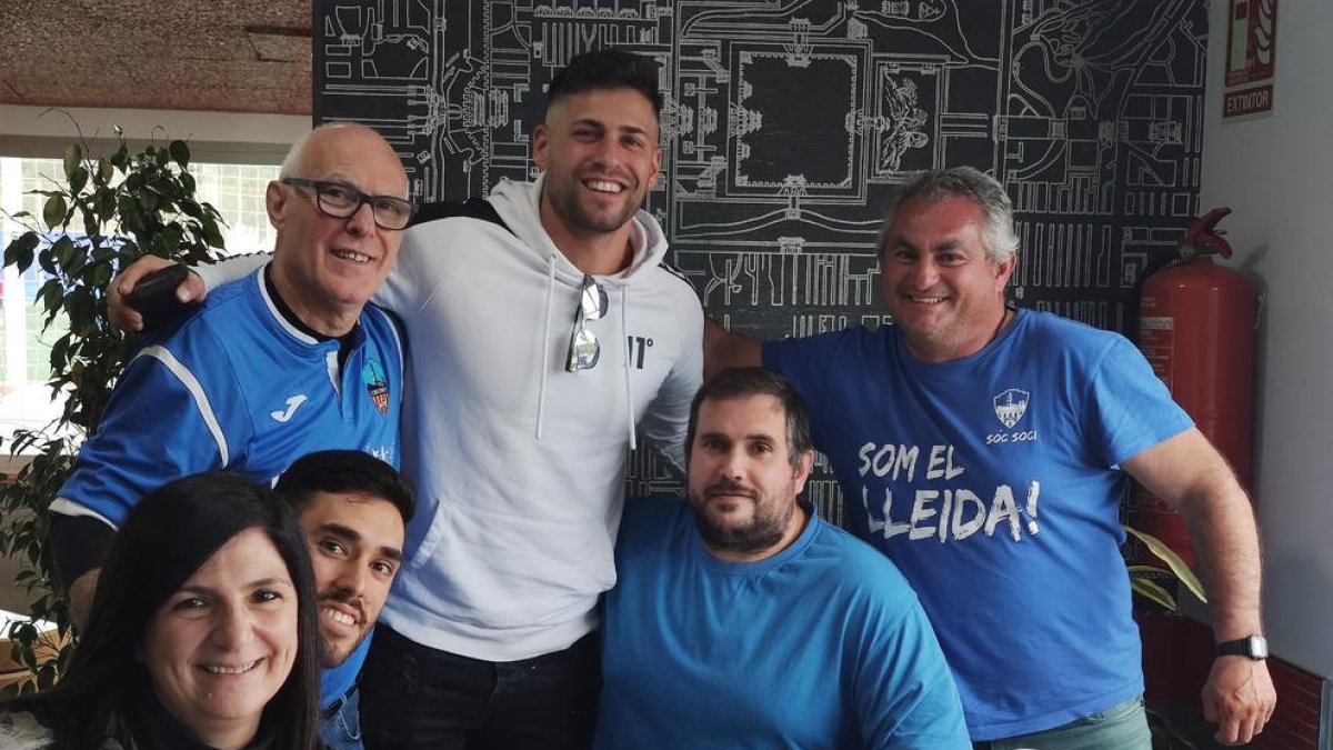 Albert Álvarez con seguidores azules.