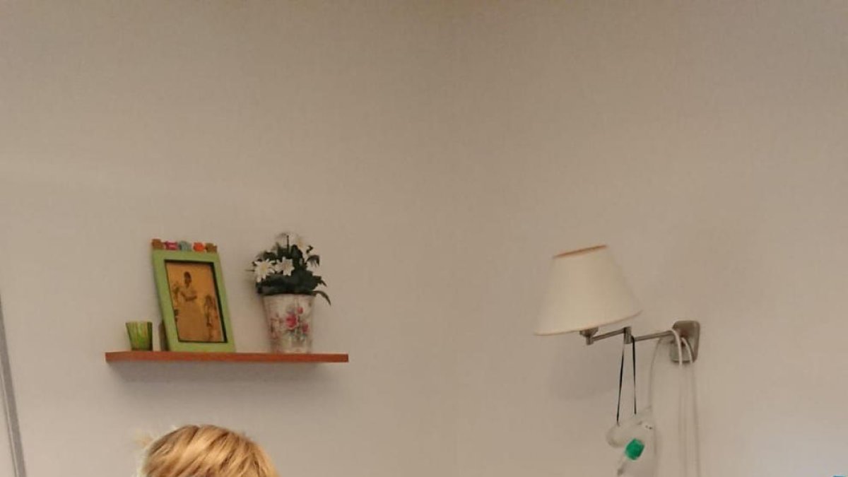 Una usuaria del centro de Benavent a la espera de hacerse el PCR.