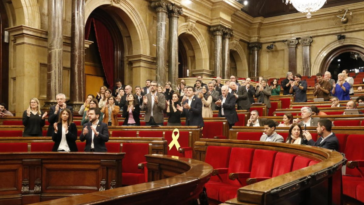 Los diputados soberanistas rompieron en aplausos y corearon consignas pidiendo la libertad de los presos en el Parlament.