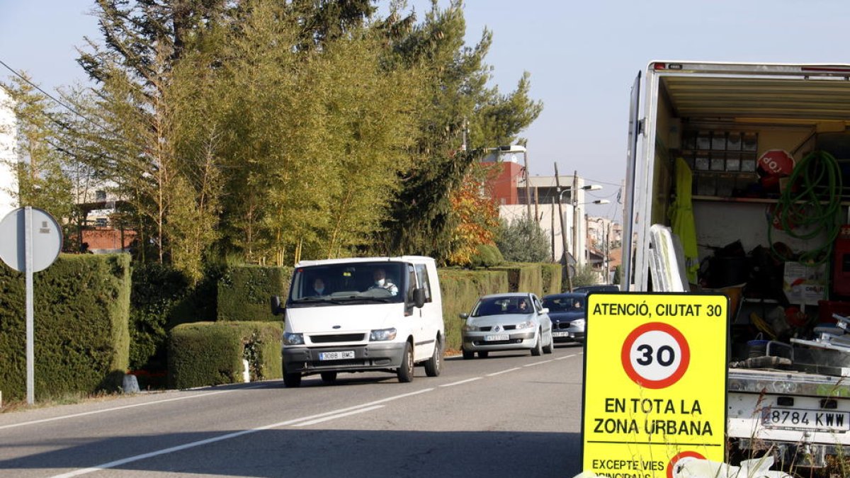 Comencen a col·locar els senyals per limitar la velocitat a 30 km/h a gairebé tots els carrers de Lleida