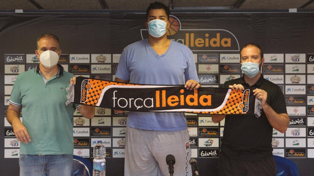 Michael Buchanan, entre Joaquín Prado i Jordi Guàrdia, durant la presentació del jugador.