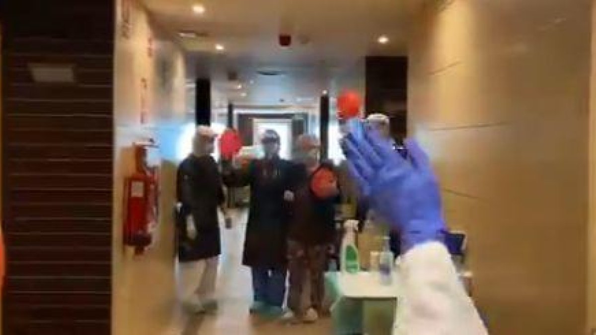 VÍDEO | Primera alta d'un pacient amb coronavirus de l'hotel hospital Nastasi de Lleida