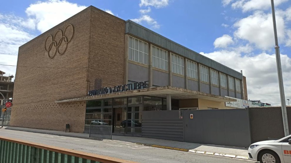 Vista exterior del pavelló Primer d’Octubre de Balaguer.