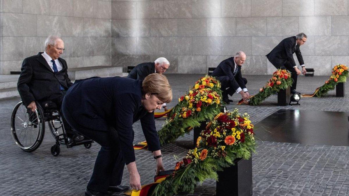 Merkel durant l’ofrena floral a la Neue Wache.