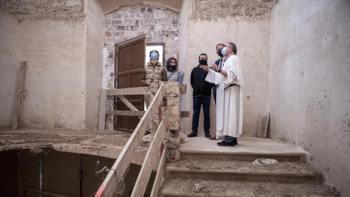 El subdelegado del Gobierno visitó el martes las áreas del edificio pendientes de rehabilitación.