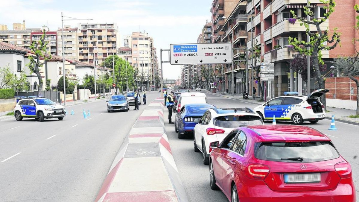 Un dispositiu de la Guàrdia Urbana, ahir al passeig de Ronda.