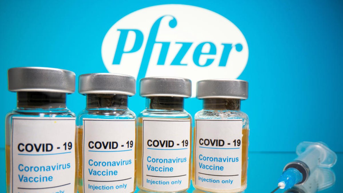 Vials amb l'etiqueta COVID-19.