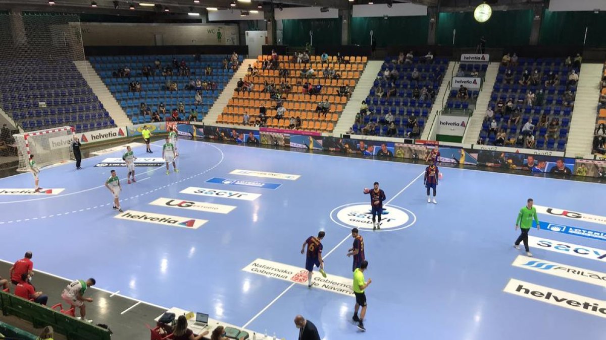 Primer partit amb públic a Espanya - El Barça d’handbol va obrir la Lliga Sacyr ASOBAL amb una ferma victòria a la pista de l’Helvetia Anaitasuna per 18-31. L’aforament estava limitat a uns 800 espectadors com a mesura de precaució per la ...