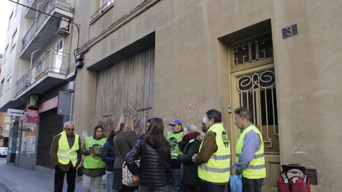 Imatge d’arxiu de membres de la PAH a l’intentar parar un desnonament al març a Lleida.