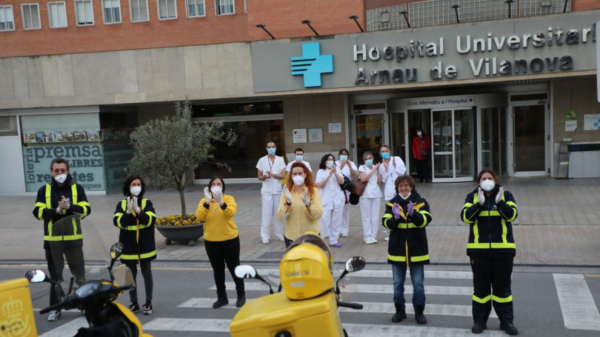 Empleats de Correus van aplaudir ahir el personal de l’Arnau de Vilanova.