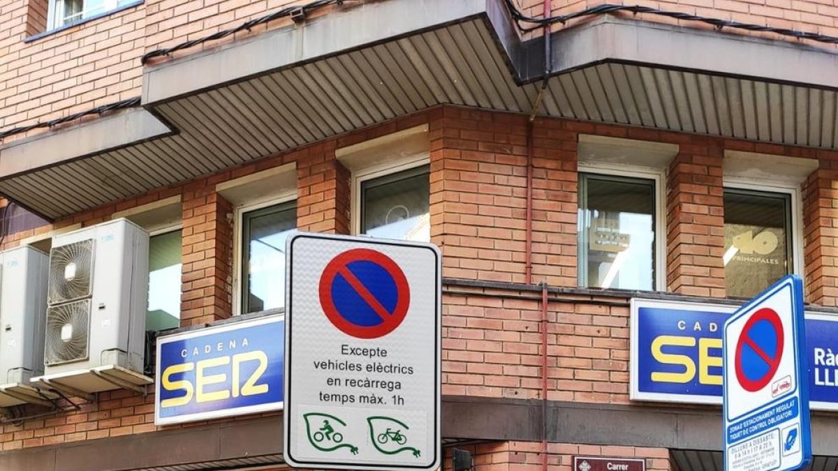 El senyal prohibeix aparcar bicis i motos que no siguin elèctriques.