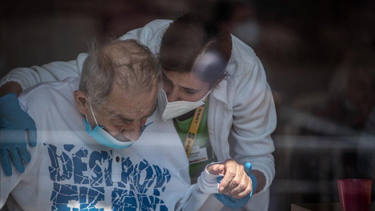 Un malalt d'alzheimer en una residència.