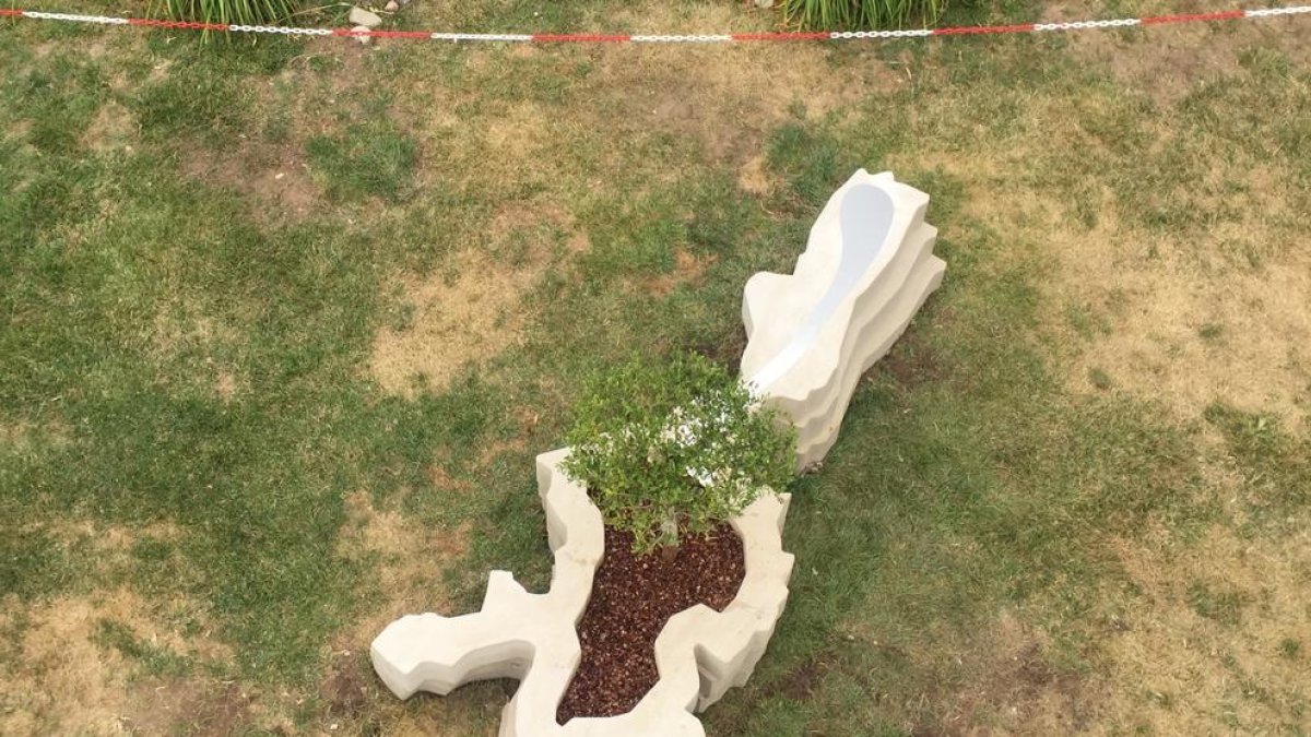 Esta es la escultura que la Paeria ha instalado en el cementerio de Lleida en homenaje a los leridanos muertos durante el confinamiento