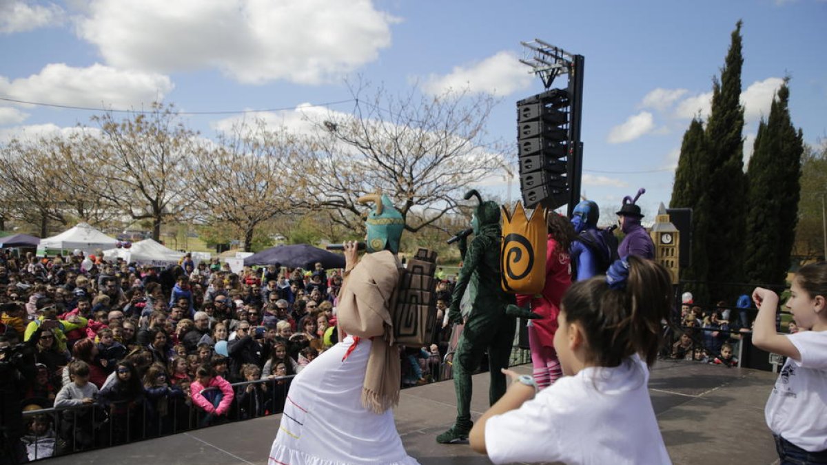 Los personajes del Club Banyetes animaron la fiesta, con la participación de centenares de personas.