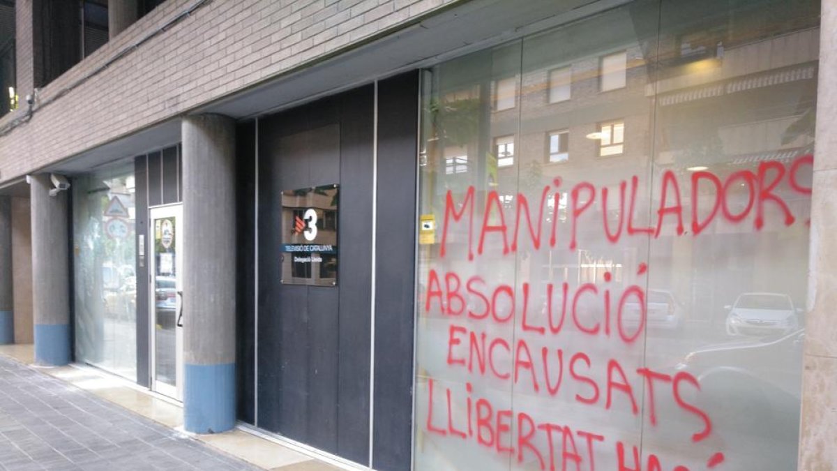 Trenquen vidres i fan pintades de 'manipuladors' a la façana de la delegació de TV3 a Lleida