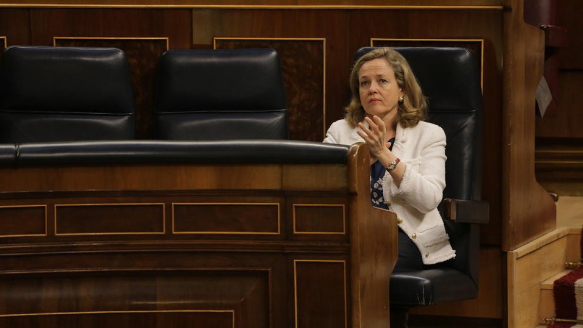 Nadia Calviño, al seu escó en una sessió del Congrés.