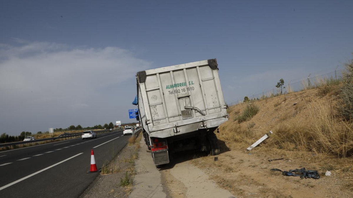 El camión, que perdió una rueda trasera, tras el siniestro.