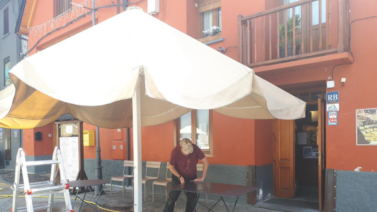 Un establiment d’Arties on dijous es preparaven per reobrir la terrassa demà.