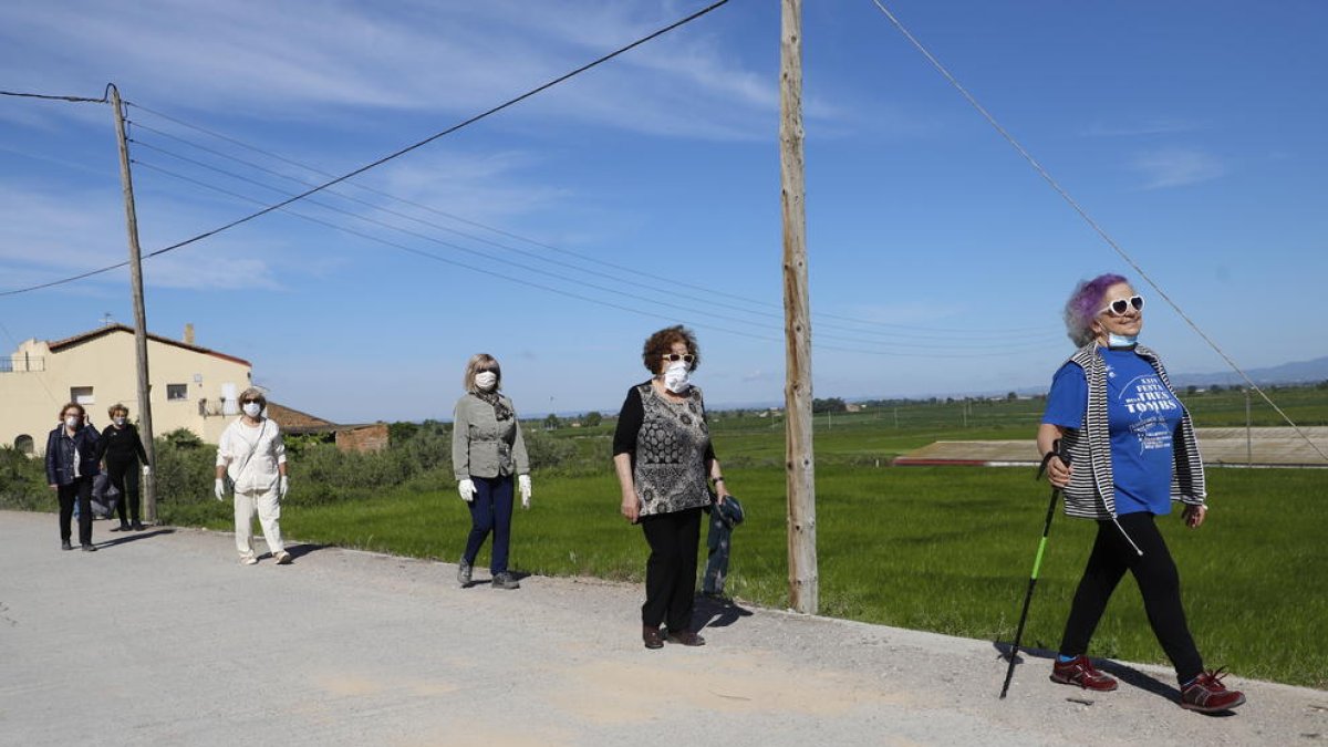Els carrers i passejos de Lleida es van omplir ahir amb gent que anava amb el gos, esportistes i passejants que aprofitaven la desescalada.