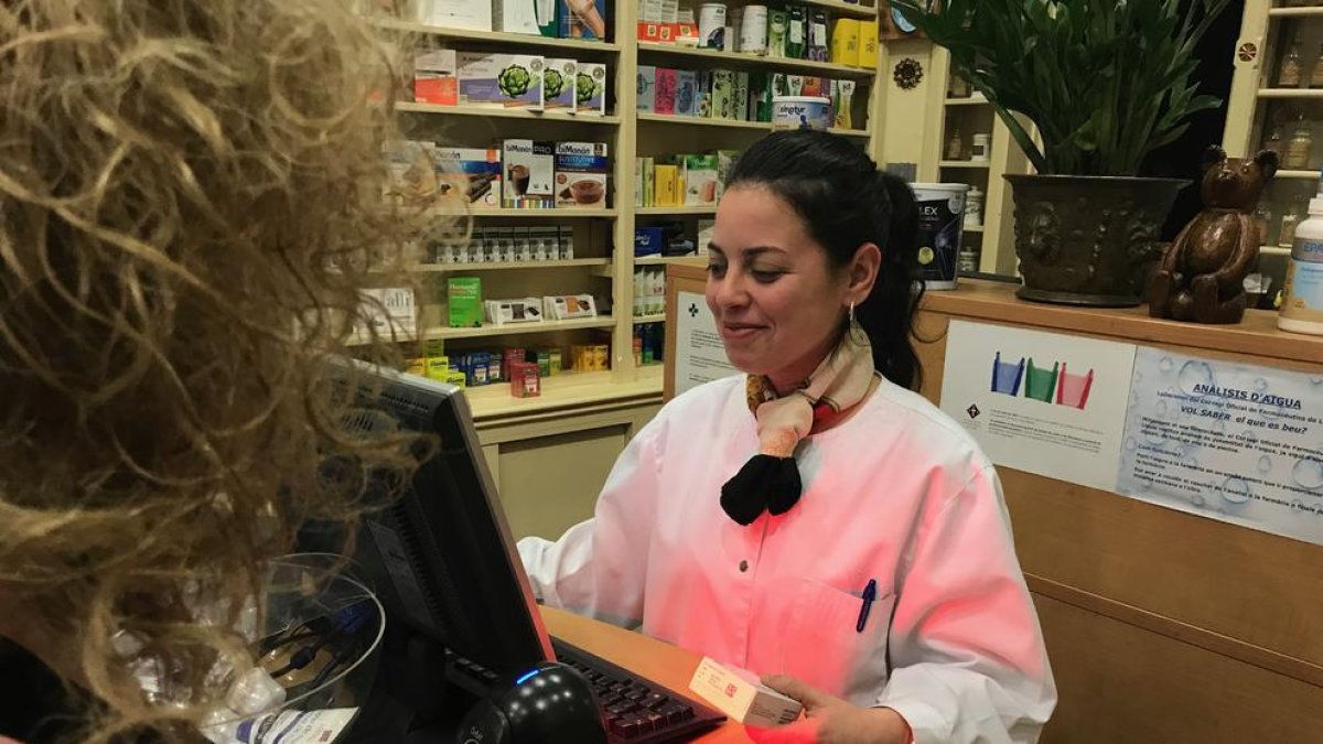Una farmacéutica vende un medicamento, con el nuevo código, gracias al nuevo lector.