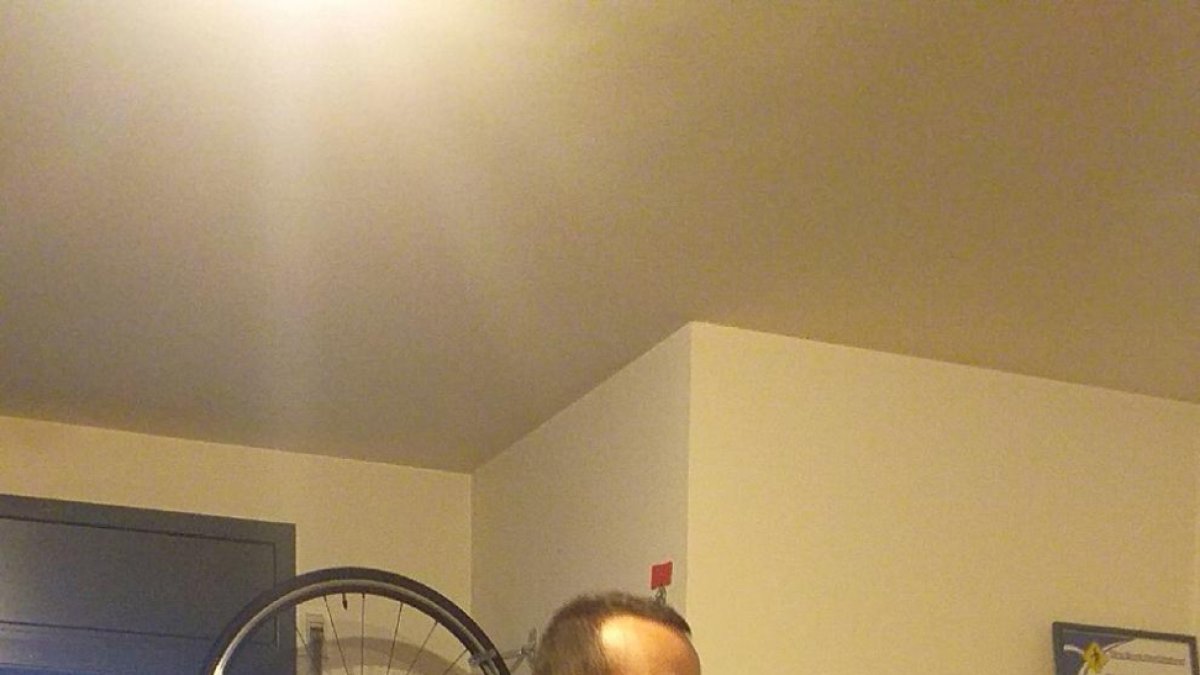 Marc Tugues muestra ejercicios de equilibrio durante una de las clases online.