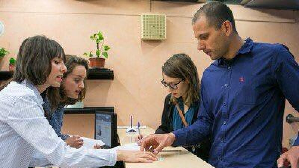 Foto de archivo de una pareja, cedida por la Generalitat.