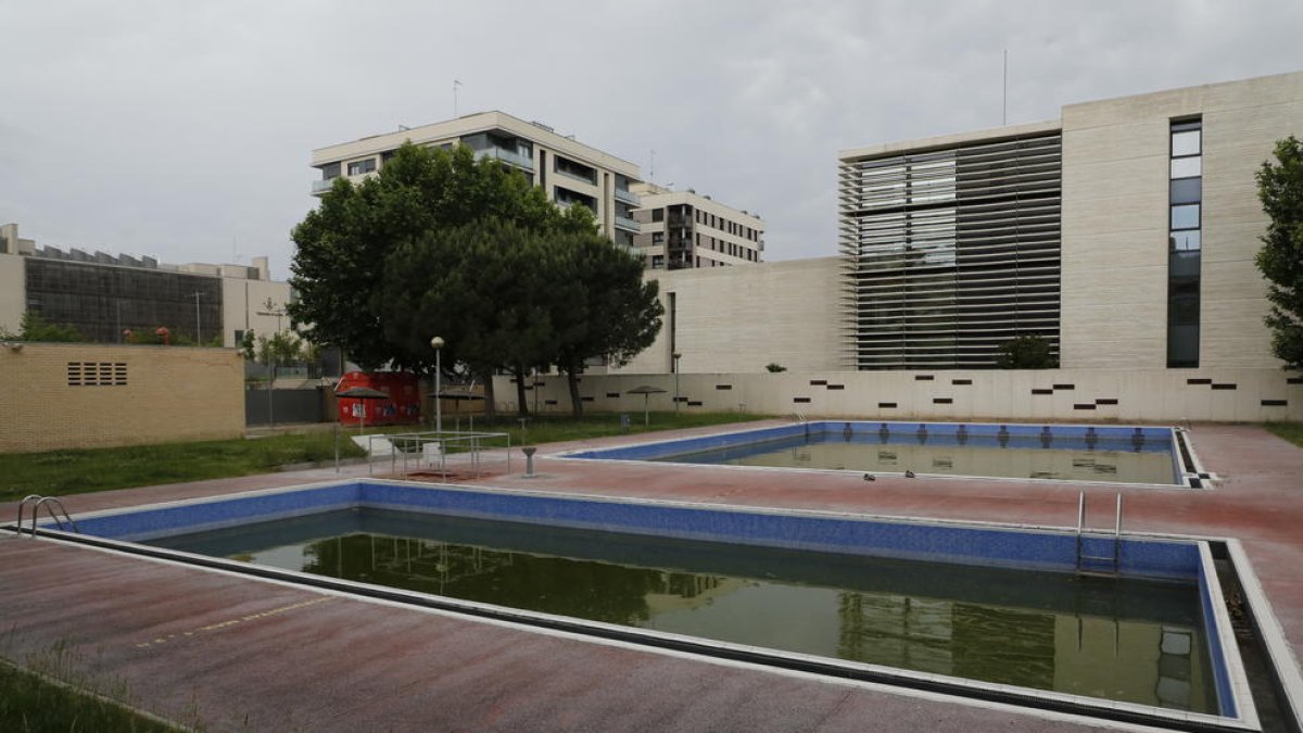 Vista general de les piscines municipals de Cappont, ahir sense data encara per a la’obertura.