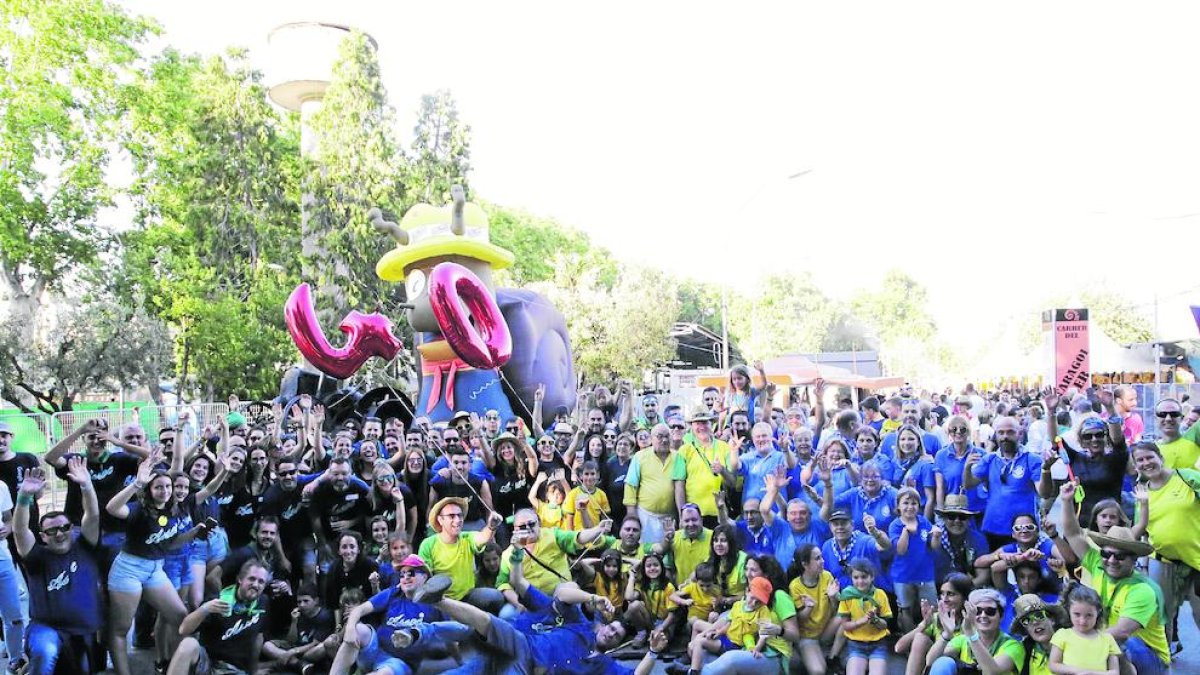 Numerosos miembros de peñas históricas de la fiesta.