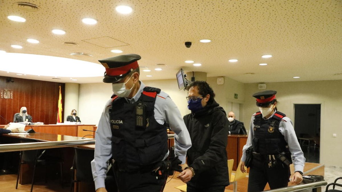 Òscar Gallinat va ser conduït de nou a presó després del judici celebrat ahir a l’Audiència de Lleida.
