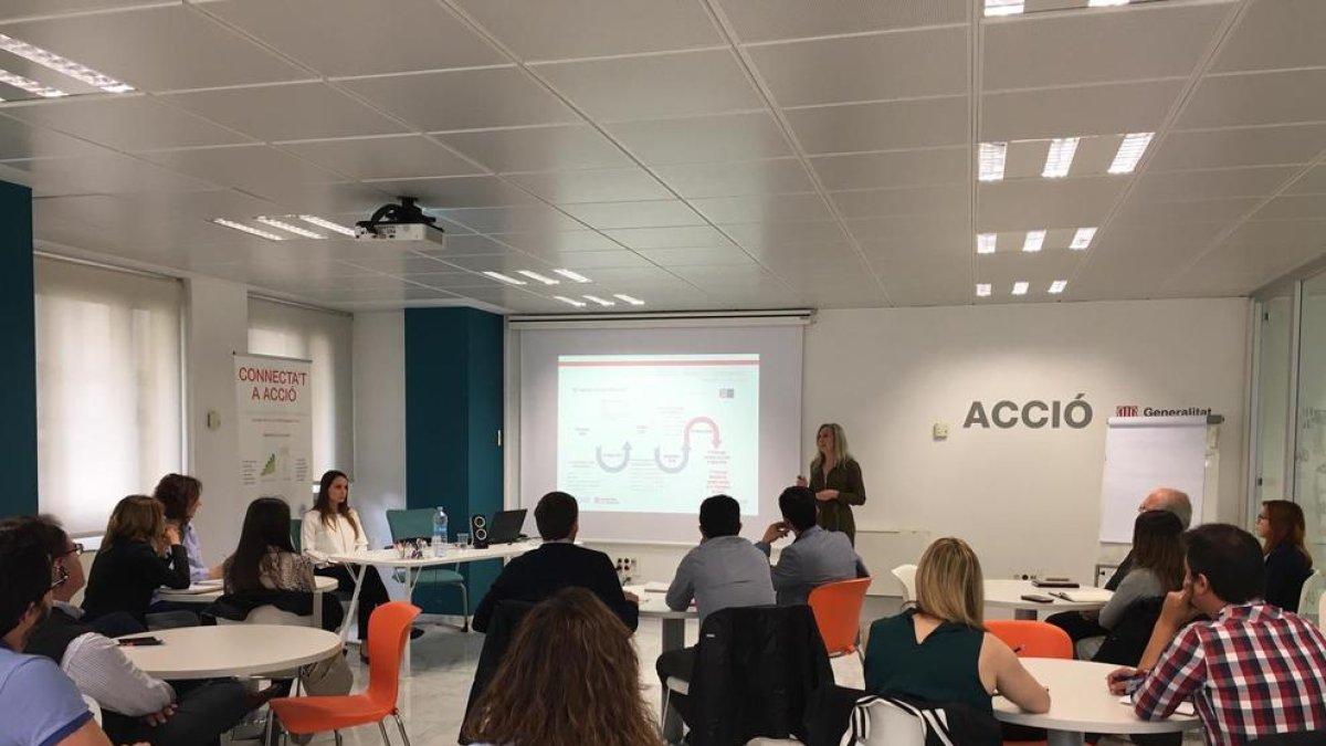 Una vintena de persones van assistir a la jornada sobre el Brexit organitzada ahir per Acció a Lleida.