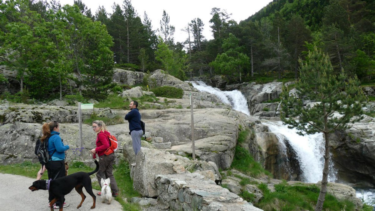 Imagen de archivo de turistas en el Parque de Aigüestortes.