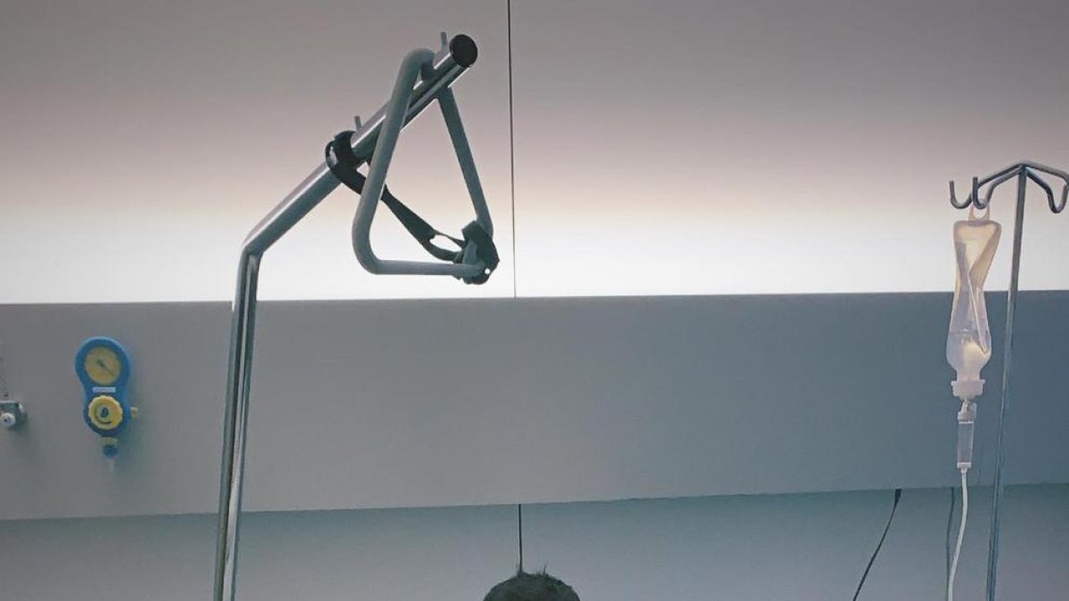 Enric Bernat, ahir després de ser operat del genoll.