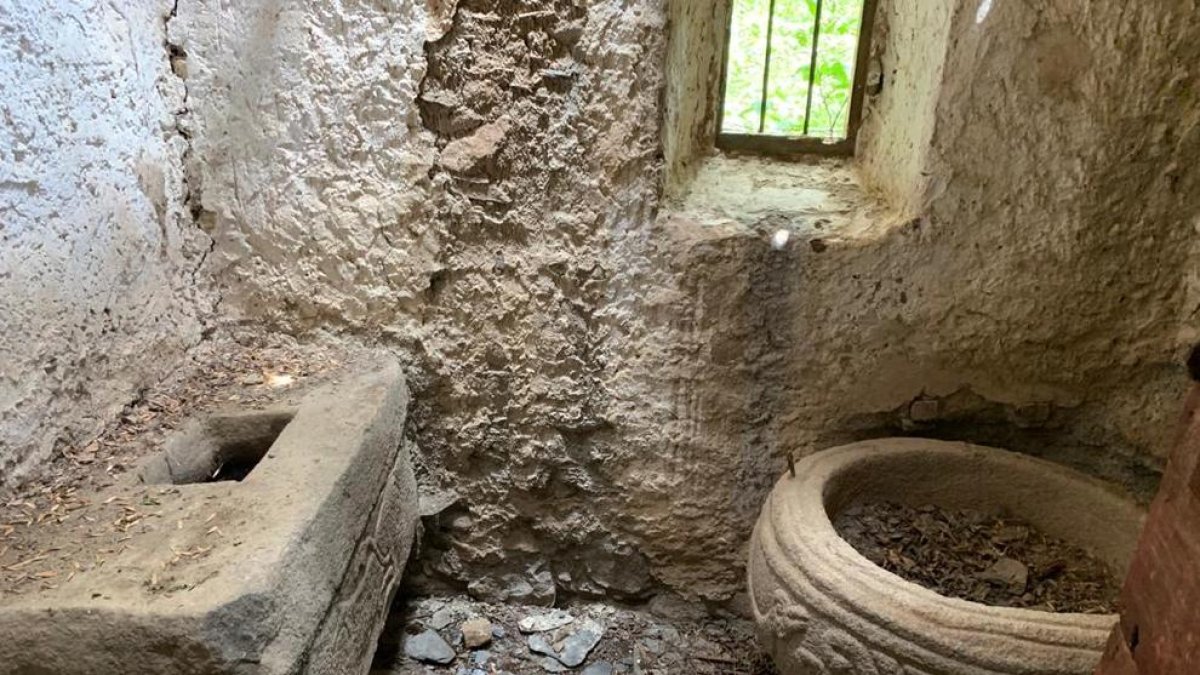 Imagen de las dos pilas de la iglesia de Sant Serni de Àrreu que se quieren trasladar al templo de Borén.