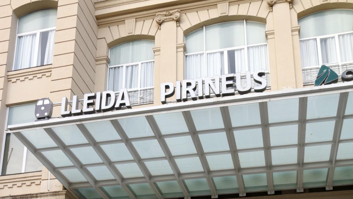 Dos usuàries del tren Avant de les set del matí de Lleida a Barcelona.