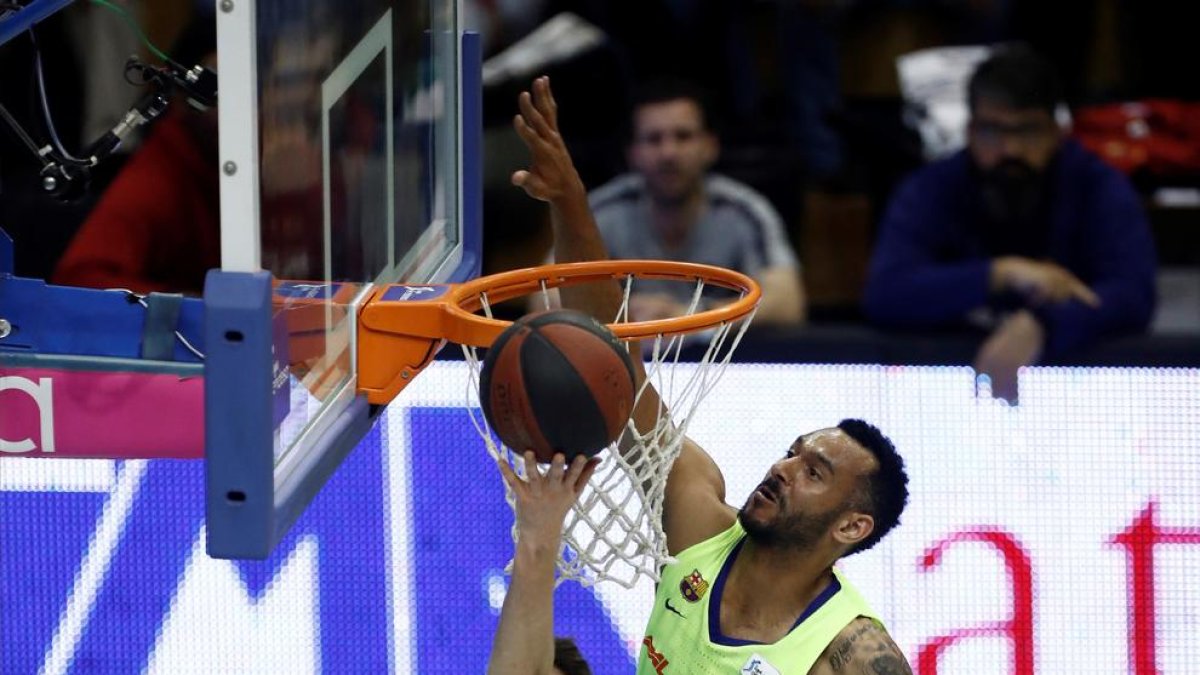 Adam Hanga intenta tapar un llançament de Johan Jerker.